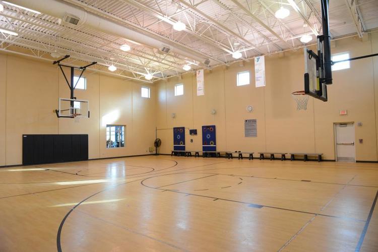 篮球场馆地铺用什么地板